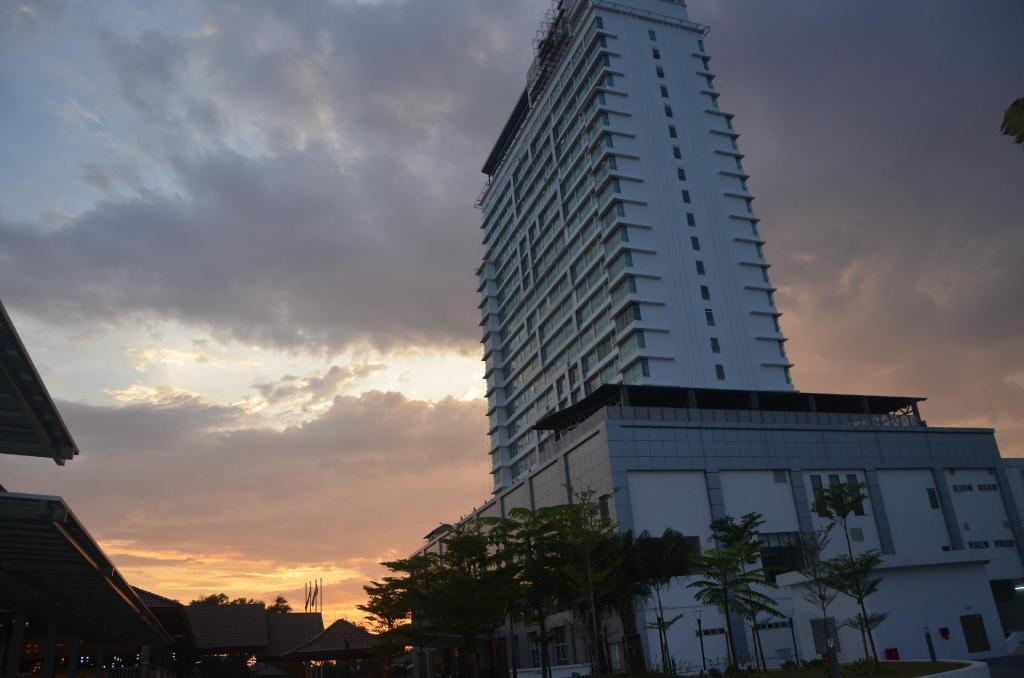 Tenera Hotel Bangi Exteriör bild The 10-storey tower of the hospital