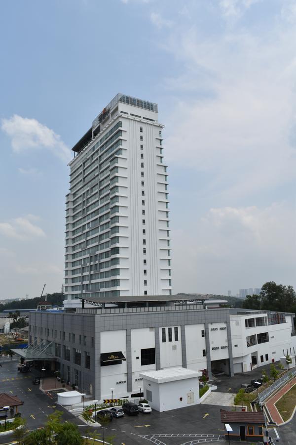 Tenera Hotel Bangi Exteriör bild The 10-storey tower of the hospital