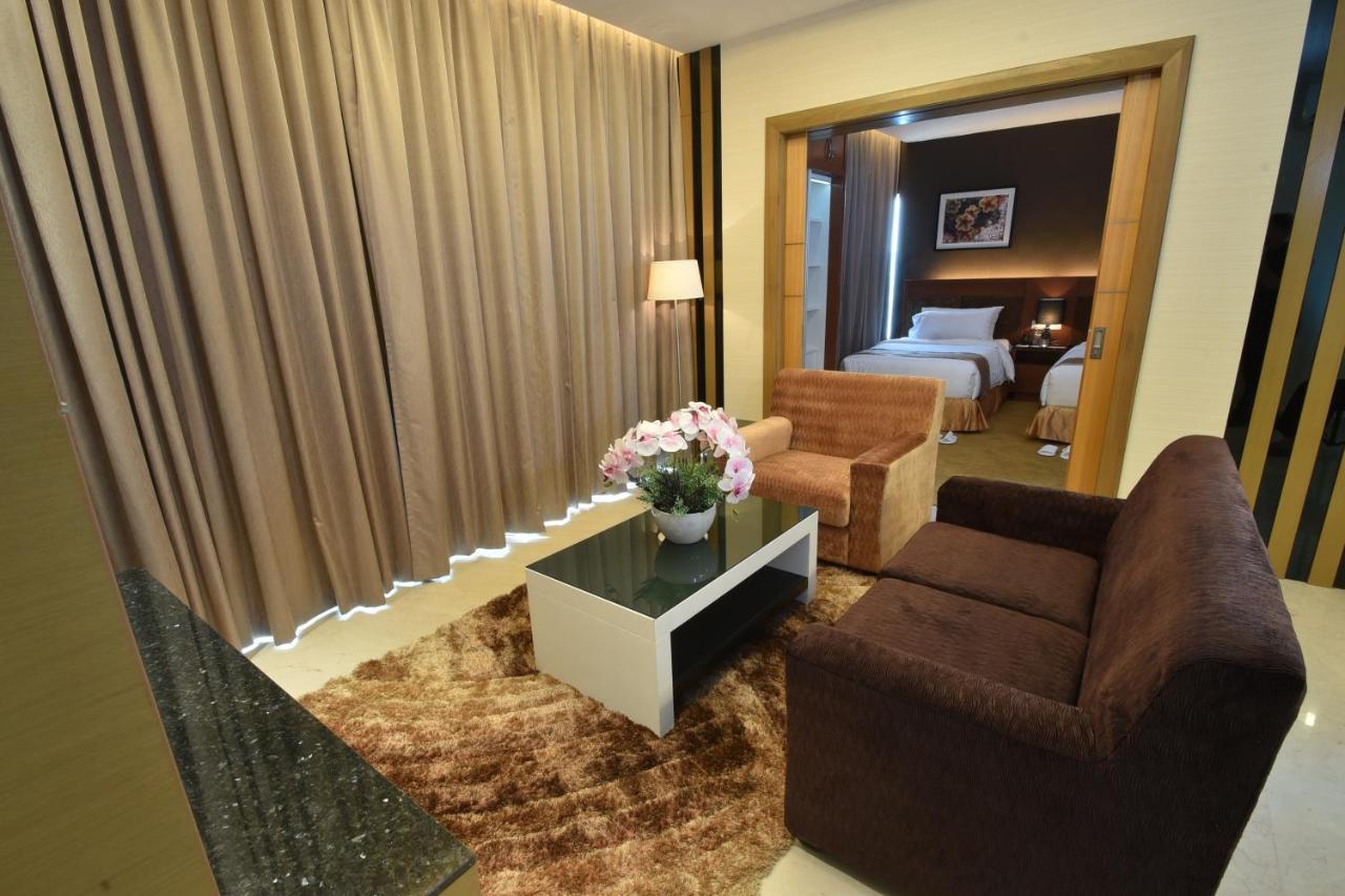 Tenera Hotel Bangi Exteriör bild Suite room