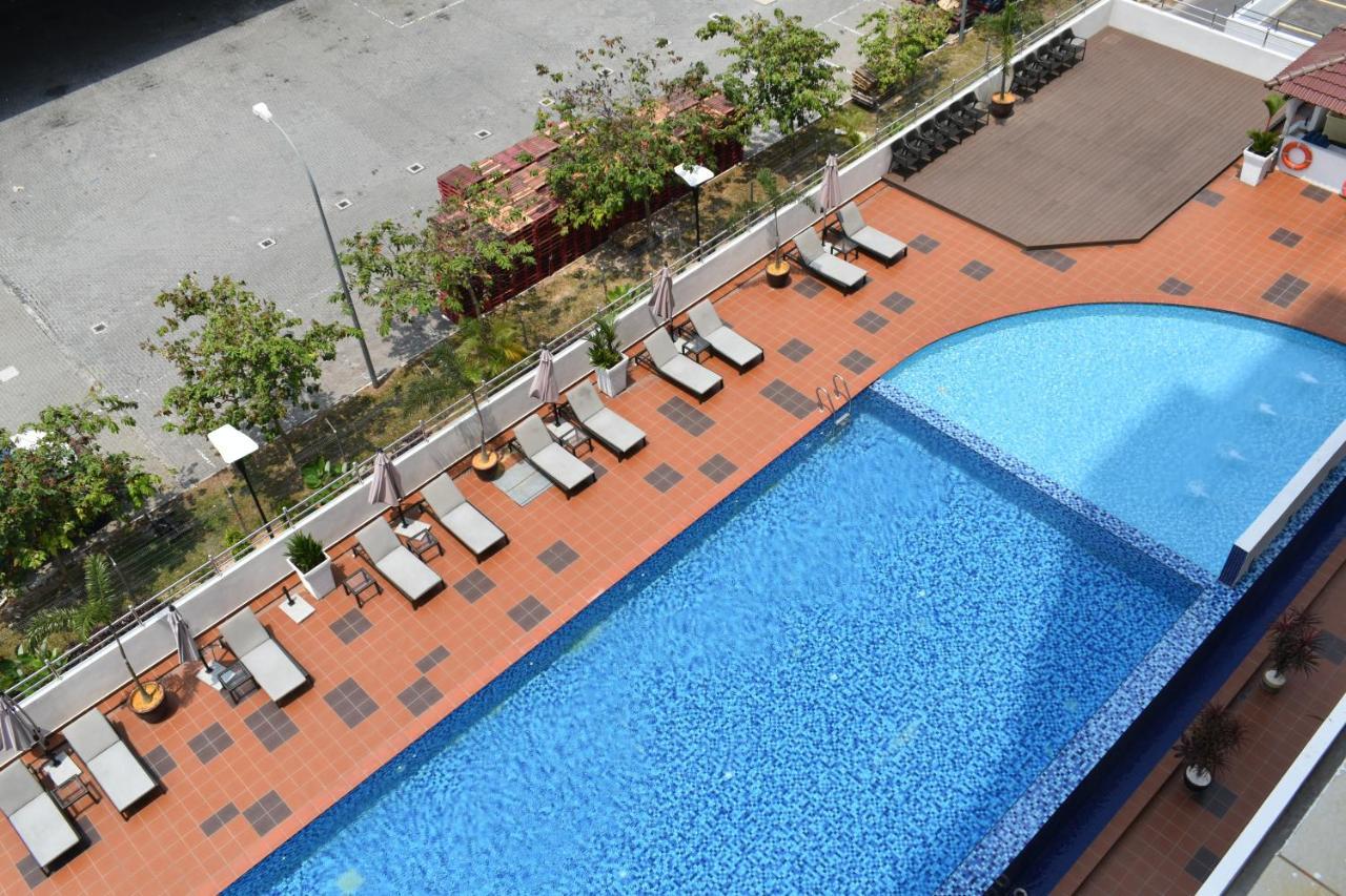 Tenera Hotel Bangi Exteriör bild The pool at the hotel